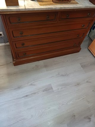 Cómoda de madera con tapa de mármol