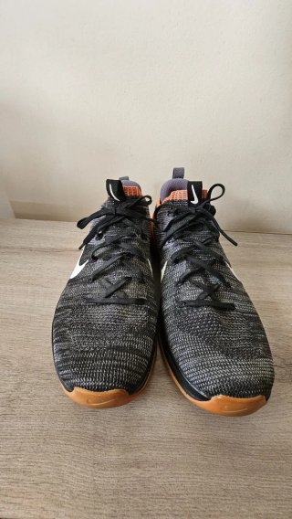 Zapatillas Nike negro y naranja