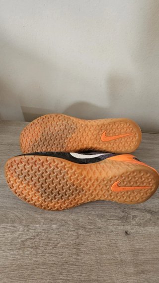 Zapatillas Nike negro y naranja