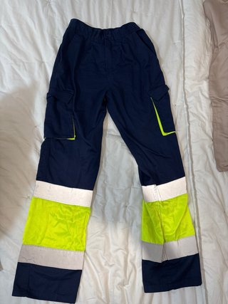 Pantalón de trabajo azul con detalles reflectantes