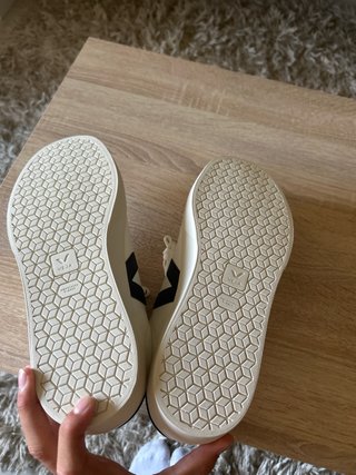 Zapatillas Veja Blancas y Negras