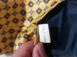 Corbata dorada con estampado geométrico