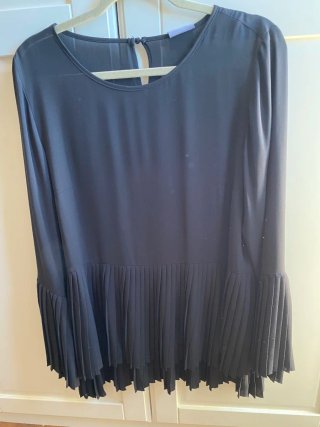 Blusa negra con detalle plisado