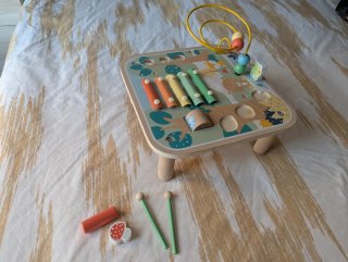Mesa de actividades para bebé