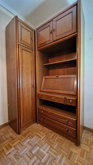 Armario de madera marrón
