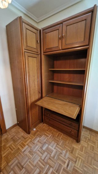 Armario de madera marrón