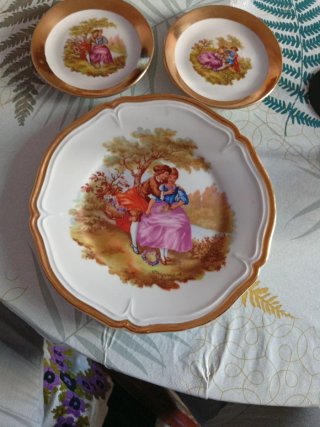 Plato de porcelana con escena romántica