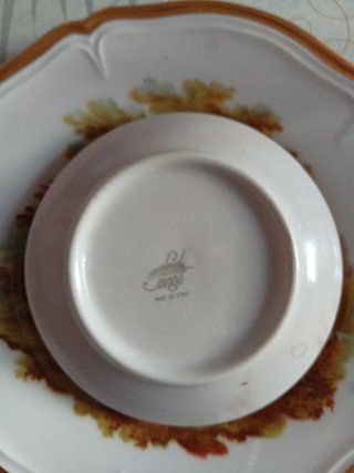 Plato de porcelana con escena romántica