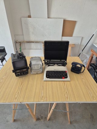 Televisor, Máquina de Escribir y Cámara