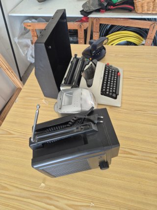 Televisor, Máquina de Escribir y Cámara