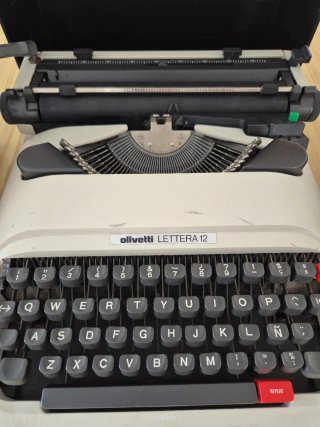 Televisor, Máquina de Escribir y Cámara