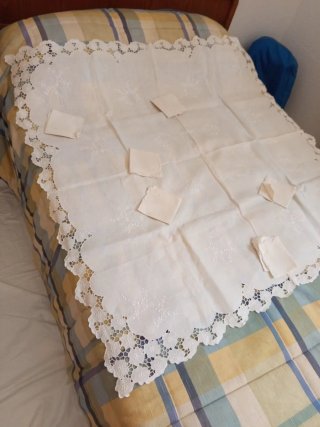 Mantelería bordada a mano nueva