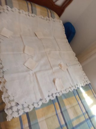 Mantelería bordada a mano nueva