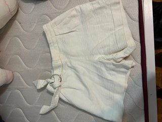 Pantalón corto beige/blanco talla 10