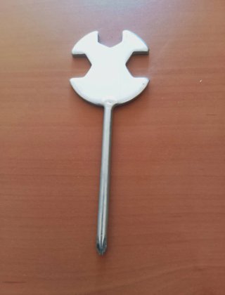 Llave multiusos con destornillador