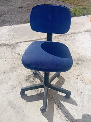 Sedia da scrivania con ruote blu
