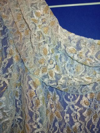 Blusa de fiesta azul, blanca y dorada encaje T44