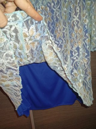 Blusa de fiesta azul, blanca y dorada encaje T44