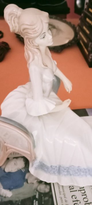 Figura D'ART Dama Antigua Sentada Porcelana