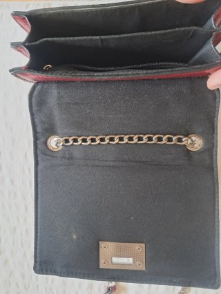 Bolso rojo pequeño con cadena