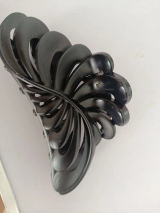 Pinza de pelo negra diseño floral