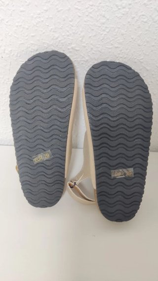 Sandalias niño beige con hebillas