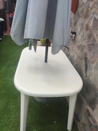 Mesa de patio blanca y sombrilla gris