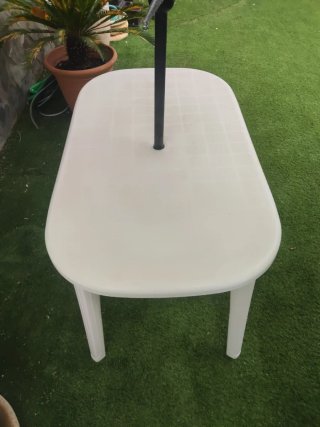 Mesa de patio blanca y sombrilla gris