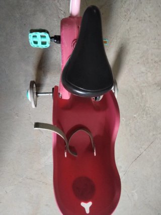 Bicicleta infantil rosa con ruedines