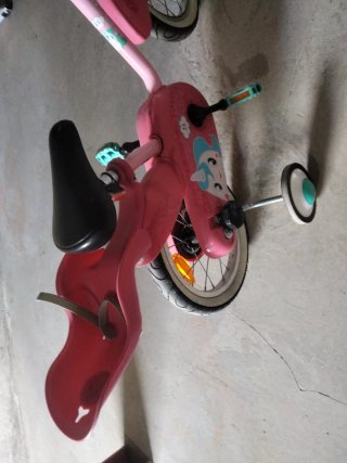 Bicicleta infantil rosa con ruedines