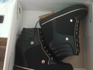 Botines de mujer negros con detalles dorados