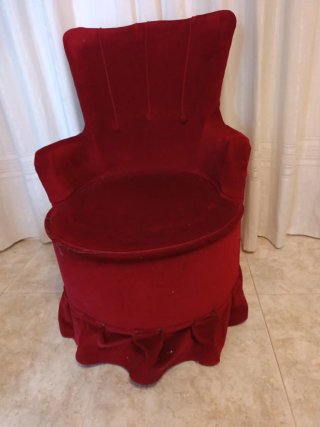 Sillón pequeño de terciopelo rojo