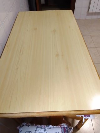 Mesa de cocina con 2 sillas y 4 banquetas