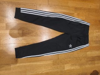 Chándal Adidas negro con rayas