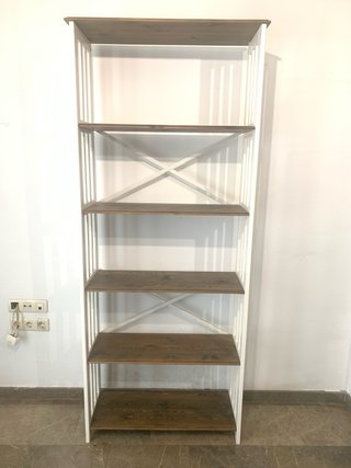 Estantería blanca y color madera.