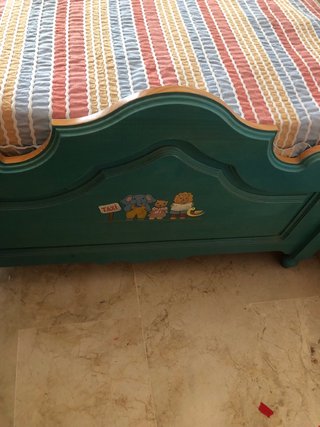 Cama infantil de madera color turquesa y mesita a