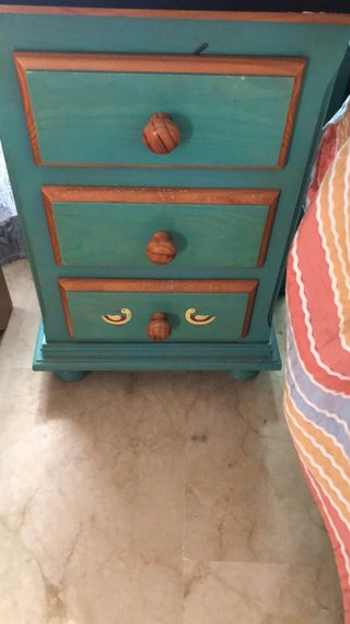 Cama infantil de madera color turquesa y mesita a