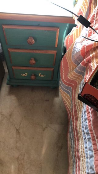 Cama infantil de madera color turquesa y mesita a