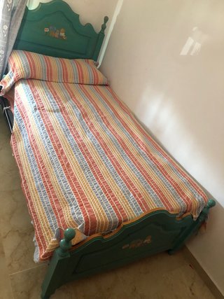 Cama infantil de madera color turquesa y mesita a