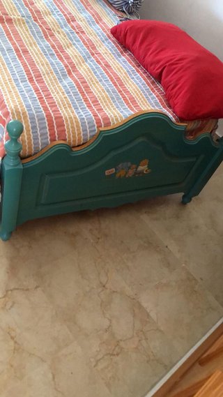 Cama infantil de madera color turquesa y mesita a