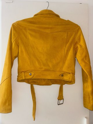 Chaqueta amarilla estilo motero