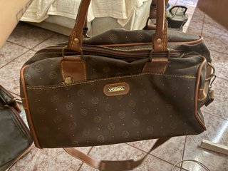 Conjunto de maletas marrones y doradas