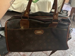 Conjunto de maletas marrones y doradas
