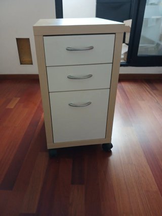 Mesita auxiliar con ruedas
