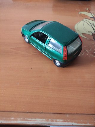Bburago Fiat punto escala 1/ 24 color verde