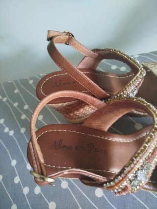 Sandalias Alma en Pena Beige y Marrón