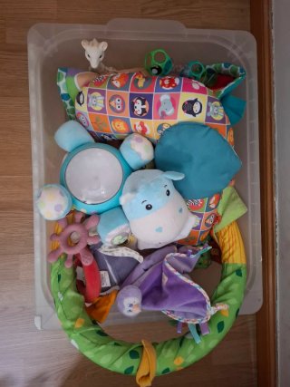 Lote de jueguetes y accesorios de bebé