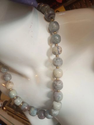 Collana con perle grigie e multicolore