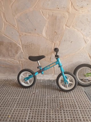 2 Bicicletas de equilibrio y 1 moto correpasillos