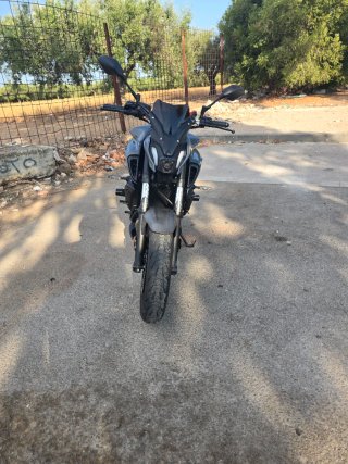 Yamaha MT-07 gris nardo
